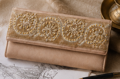 Sunehri- Sleek Clutch