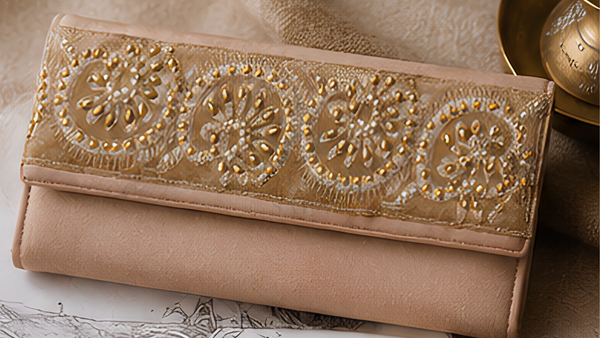 Sunehri- Sleek Clutch