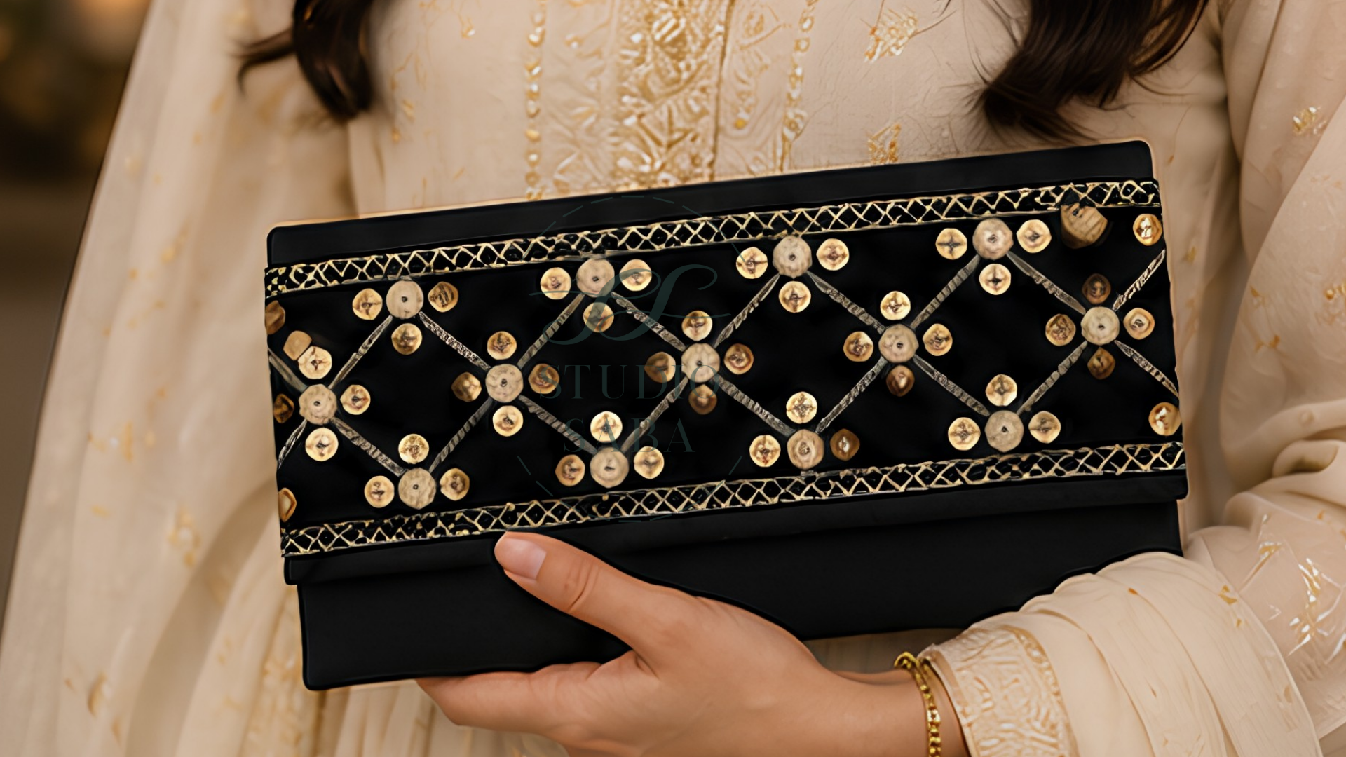 Zareen- Sleek Clutch